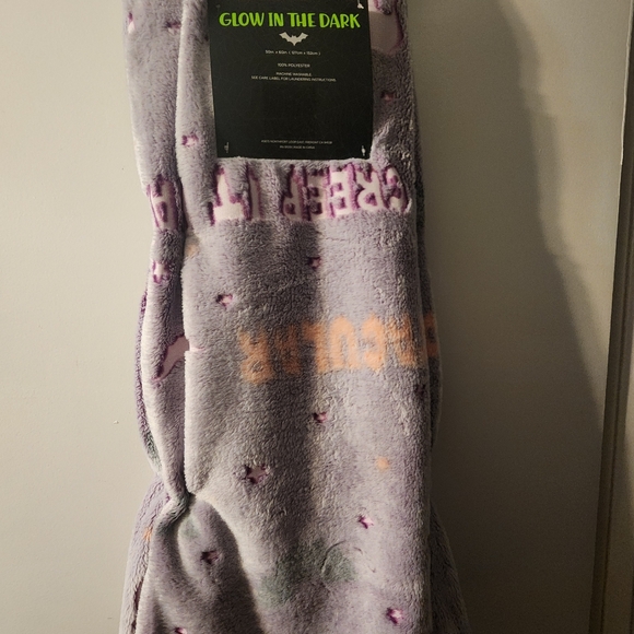 Halloween Glow In The Dark Spooky Skulls Super Plush Throw Blanket - Picture 3 of 4